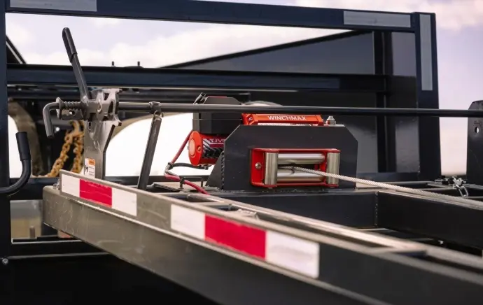 Winche eléctrico rojo para remolque y arrastre instalado en un remolque