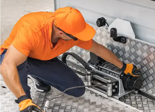 Técnico instalando componentes hidráulicos para remolque